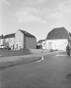 882160 Gezicht op de hoek van de Okkernootstraat (links) met nieuwbouwwoningen en de Hogelanden W.Z. te Utrecht, met ...